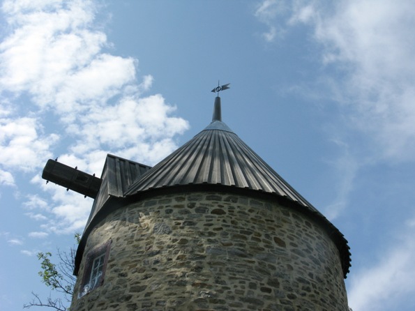 Le toit et la girouette du moulin de l'�le Perrot sans ses ailes