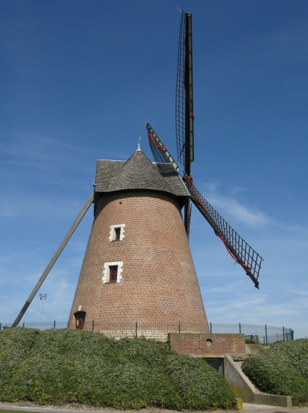 Le moulin de la Tourelle, vu du ct avec entre de la cave.