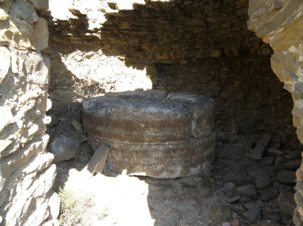 A l'intrieur du 2e moulin, deux anciennes meules.