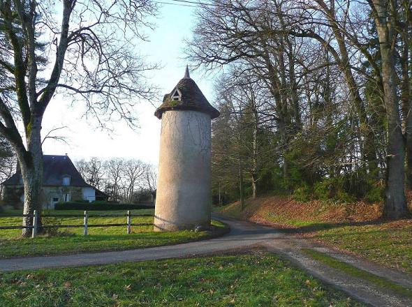 Ancien moulin à vent au château des Fontaines
