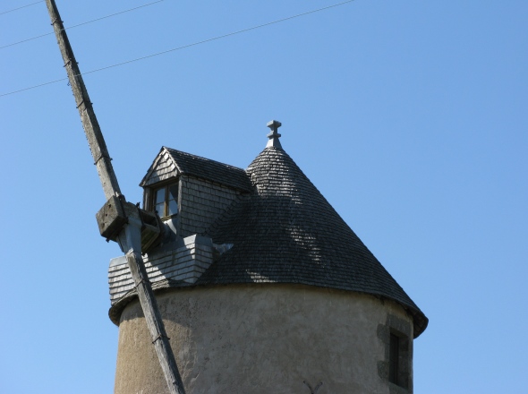 Le moulin de Billion - vue rapprochée du toit et de la tête de l'arbre