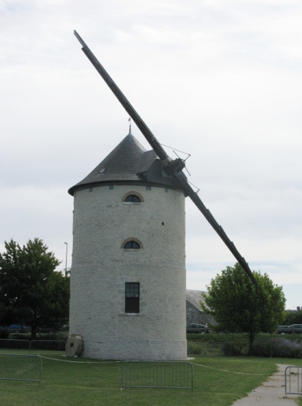 Le moulin d'Artenay a perdu 2 ailes ! Mais a t rpar depuis !