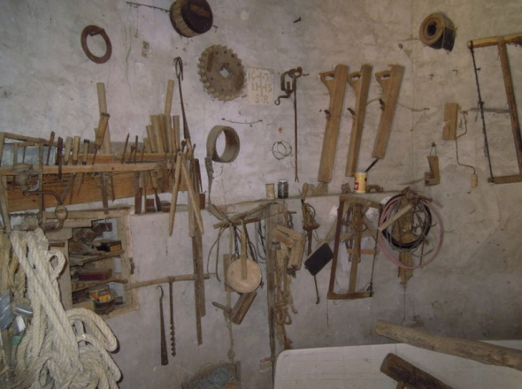 Les outils du meunier à l'intérieur du moulin