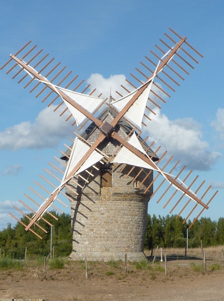 Le Moulin de la falaise au repos, de face