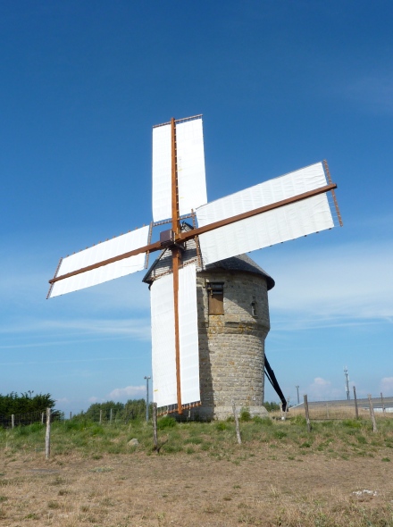 Le Moulin de la falaise en fonctionnement, ailes entoiles