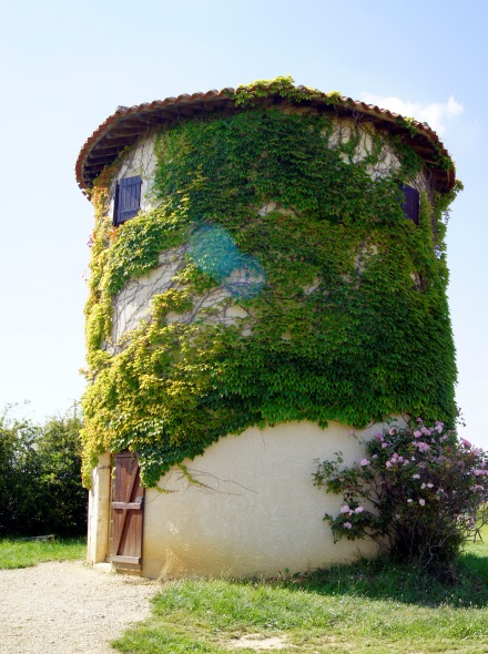 Ancien moulin rhabilit  Bazian