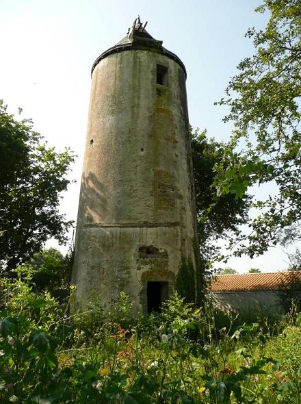 Moulin tour au lieu dit Les Trois Moulins