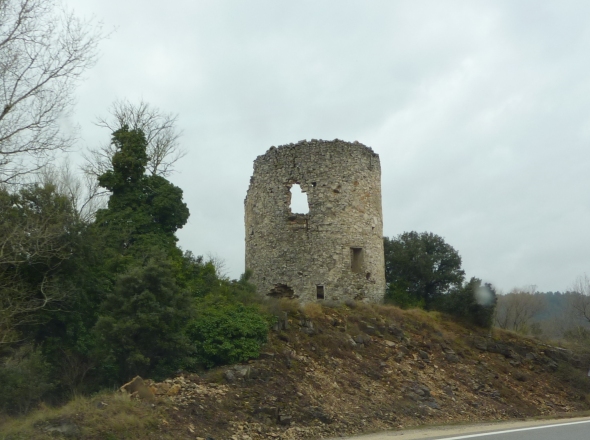Ancien moulin en ruine  Beaumont de Pertuis