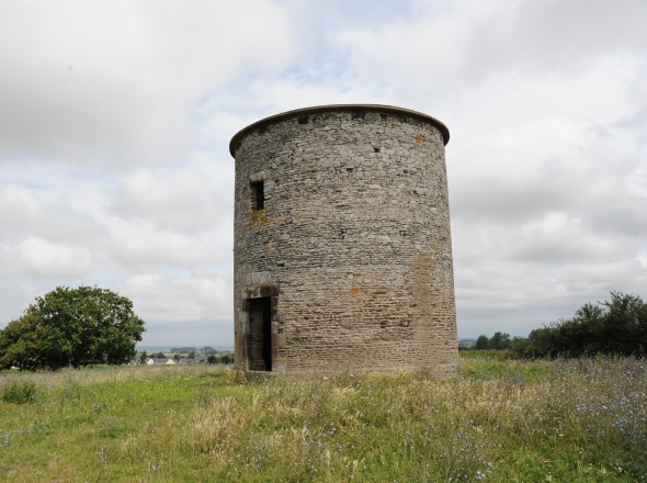 Moulin de la Bte  Beauvoir, autre ct de la tour