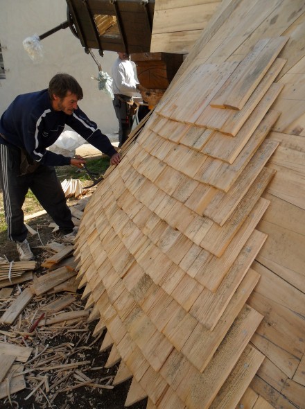 Pose des essentes par l'entreprise Croix.