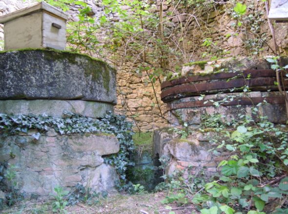 Intrieur du moulin En Vincens, les meules entasses