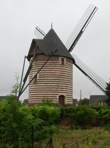 Le moulin vu d'un peu plus loin