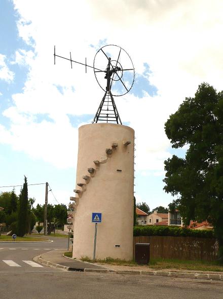 Eolienne en haut d'une tour, d'un ancien moulin ?