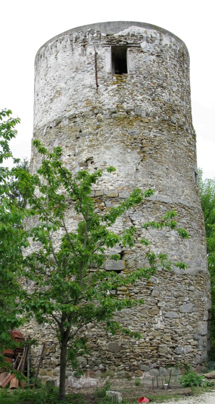 Photo du moulin reconstitue  par Adeline  partir de plusieurs clichs pris derrire le portail