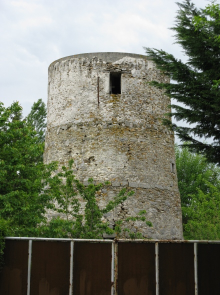 Le moulin de Br�au vu de la route