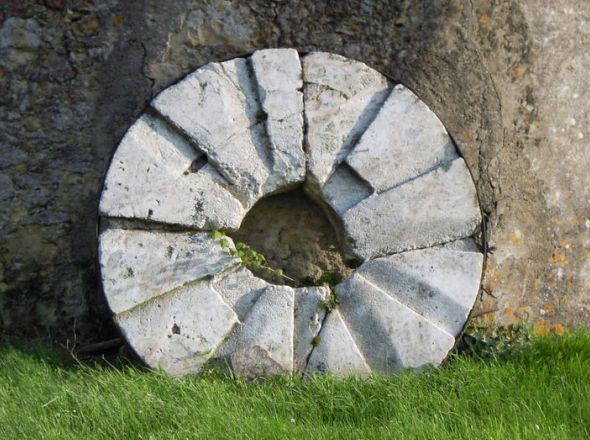 La 2e meule au pied du moulin