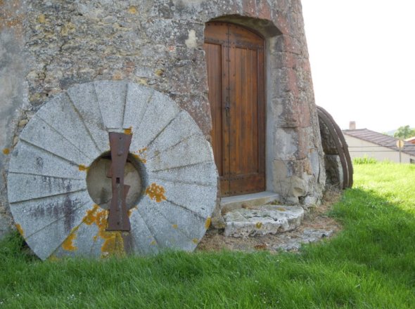 La meule au pied du moulin