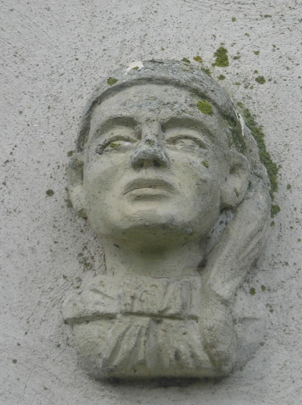 Sculpture au dessus de la porte du moulin