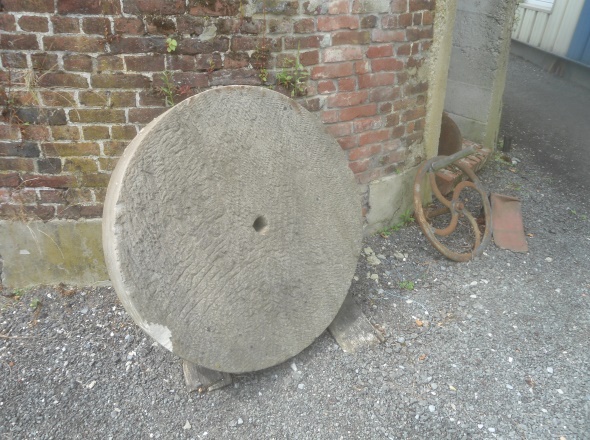 Meule adosse au Moulin de Camphin en Carembault