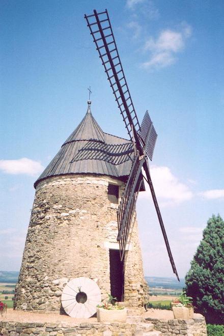 Castelnaudary - Moulin tour tronconique - ailes symtriques