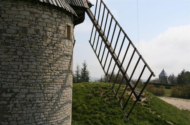 Les 3 moulins en enfilade sur la crte, du moulin de la Mairie