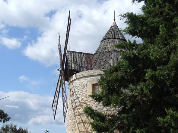 Le toit et les ailes du Moulin de Castillon du Gard