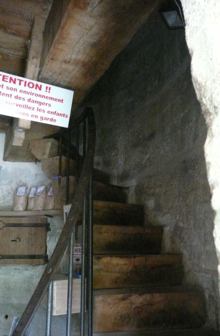 Escalier menant au 1er étage du moulin