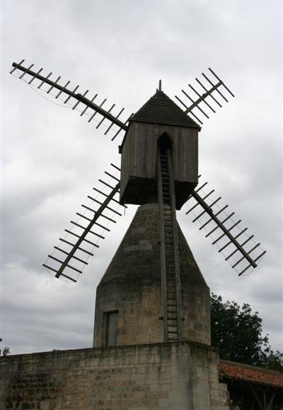 Moulin du Puy d'Ardanne vu de l'arrire