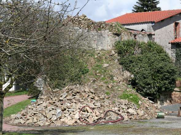 Les restes du Moulin St Gabriel  Chteau Thbaud