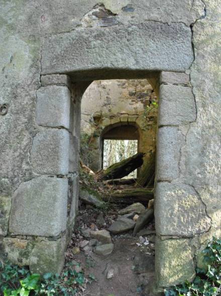 Les 2 portes en face  face et les dbris dans la tour