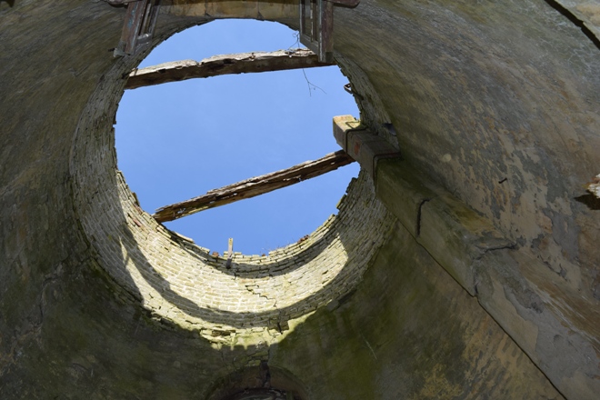 Intrieur du moulin prs de la grotte du bois