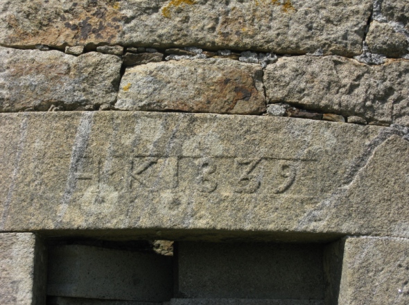 Date sur le linteau au dessus de la porte du moulin du Roz