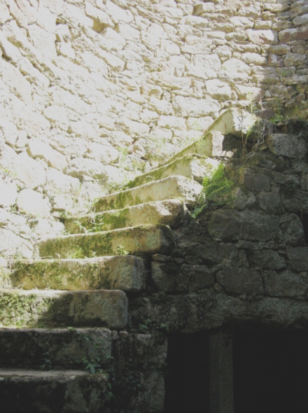 Escalier en pierre du moulin du Roz