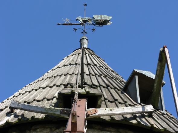Le toit, départ du guivre, la girouette du moulin de Moussaron