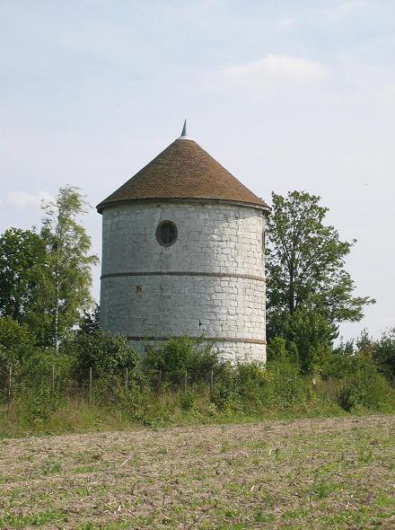 Moulin de Connantre tel qu'on l'aperoit de la route