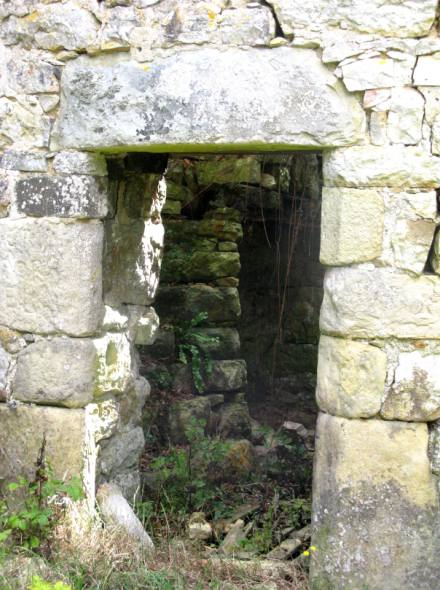 Vue de l'intérieur par la porte, moulin de Menez Gorre
