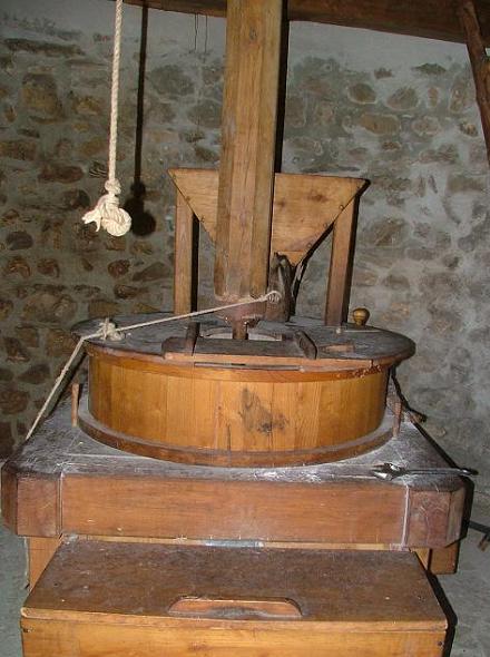 Intrieur du moulin, cage renfermant les meules