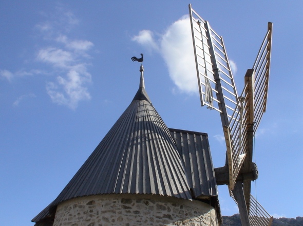 Le toit tournant et les ailes supportes par l'arbre moteur