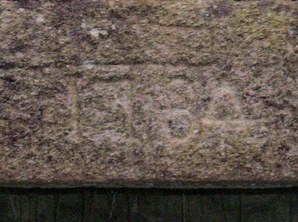 Date grave sur le linteau de la porte d'entre