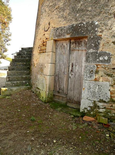Porte d'entr�e de l'ancien moulin � Entrains sur Nohain