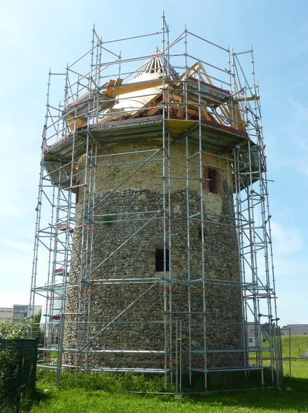 Un nouveau toit sur la tour, vu de l'arrire du moulin