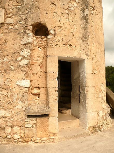 Porte d'entre du moulin-muse de Daudet