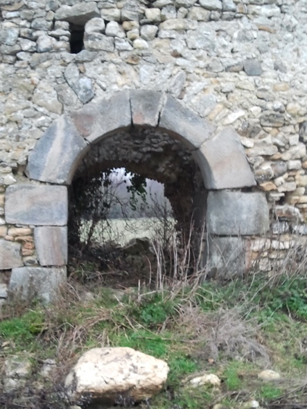 Les deux portes opposes du moulin de Boyauville