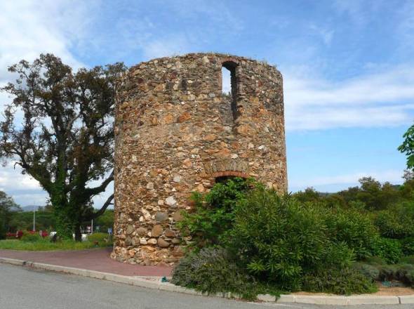 Ancien moulin en face du lyce du Golfe