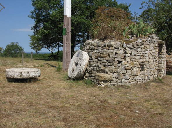 Meules d'un ancien moulin