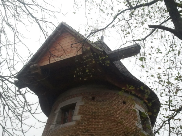 Le toit du moulin en attente de nouvelles ailes