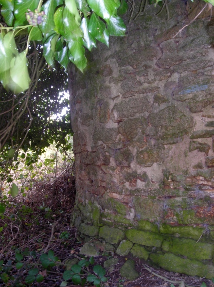 Dtail du mur du moulin Pino