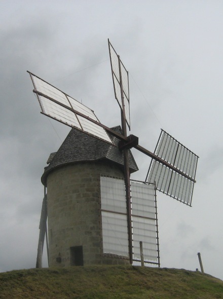 Le moulin de Gorry avec ses ailes entoiles