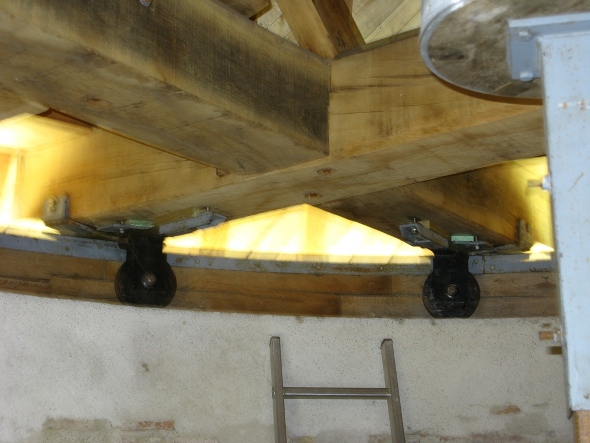 Galets permettant au toit de tourner sur le chemin de roulement au fat de la tour