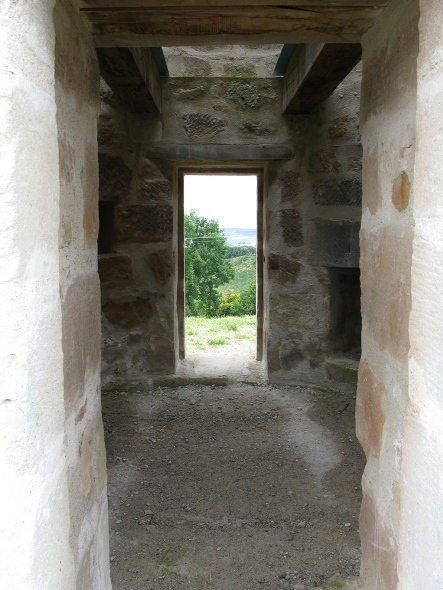 Les portes face  face du moulin de Roujol